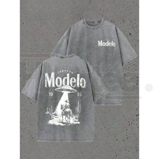 Modelo UFO Cowboy Vintage-Wash Oversized T-Shirt